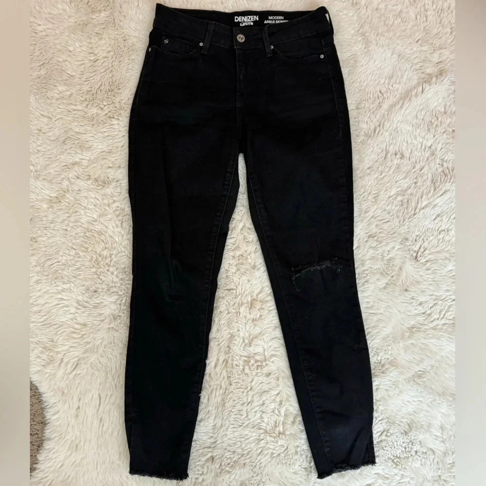 Denizen from Levi’s Modern Ankle Skinny Black distressed denim jeans